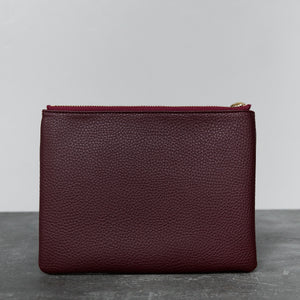 Zuri Travel Pouch with Aisha Giraffe - Bordeaux [Sample Sale]